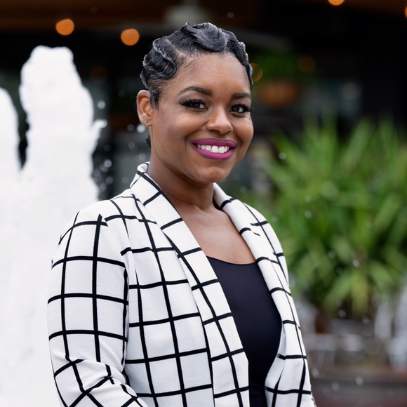 Meet your Posher, Deanna - Picture 2 of 3